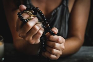 A férfi ékszerek visszatérése – hogyan viseld?