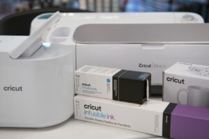 Horgolás, kötés, varrás – miért lett újra menő?