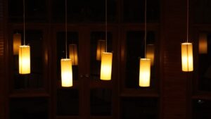 AI-vezérelt fényshow-k: Hogyan forradalmasítja a mesterséges intelligencia a látványtechnikai élményt